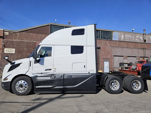 Slide images of 2025 VOLVO VNL64T860