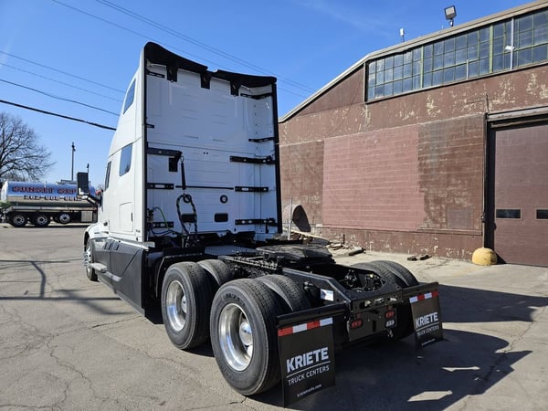 Slide images of 2025 VOLVO VNL64T860