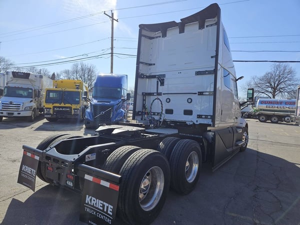 Slide images of 2025 VOLVO VNL64T860