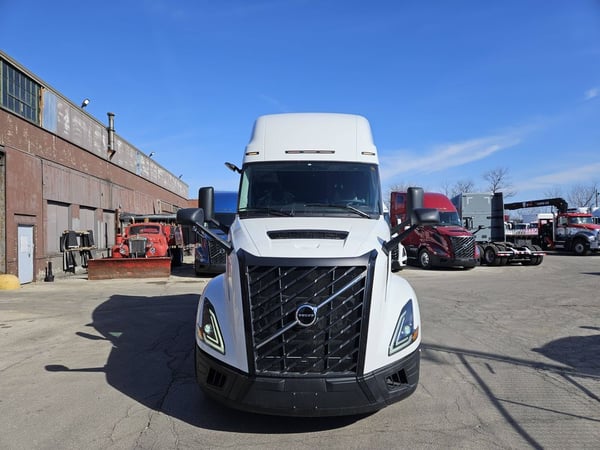 Slide images of 2025 VOLVO VNL64T860