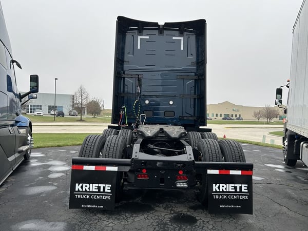 Slide images of 2025 VOLVO VNL64T860