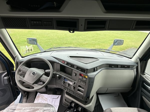 Slide images of 2025 VOLVO VNL64T860