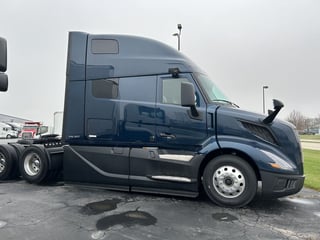 Slide images of 2025 VOLVO VNL64T860