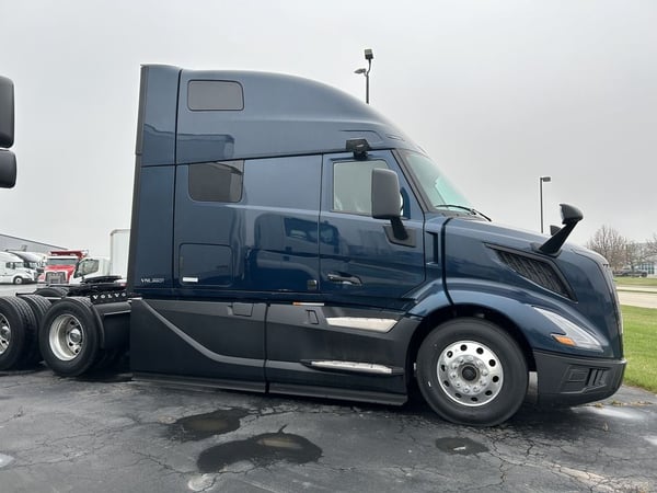 Slide images of 2025 VOLVO VNL64T860