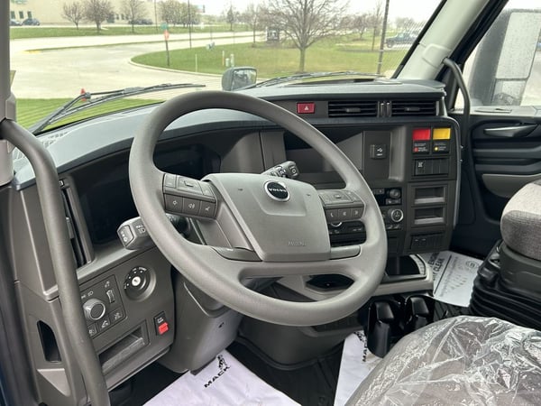 Slide images of 2025 VOLVO VNL64T860