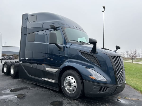 Slide images of 2025 VOLVO VNL64T860