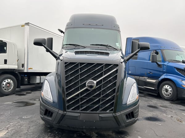 Slide images of 2025 VOLVO VNL64T860