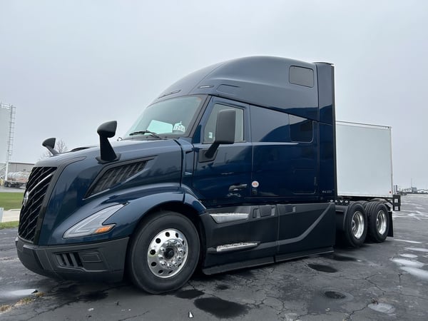 Slide images of 2025 VOLVO VNL64T860