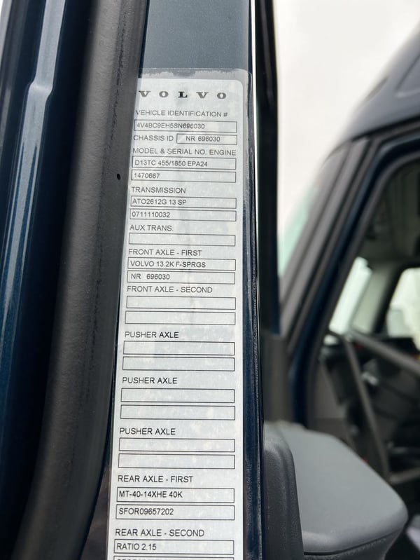 Slide images of 2025 VOLVO VNL64T860