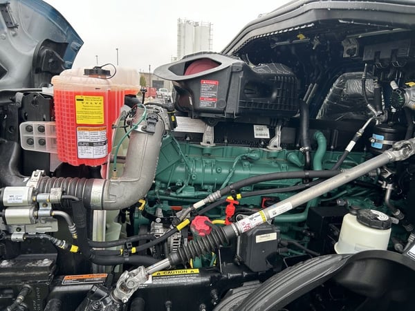 Slide images of 2025 VOLVO VNL64T860