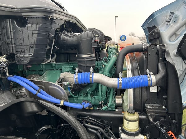 Slide images of 2025 VOLVO VNL64T860