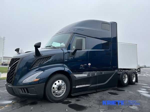 Slide images of 2025 VOLVO VNL64T860