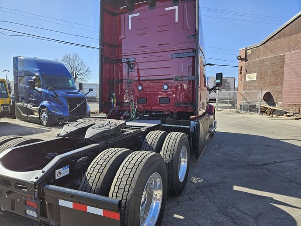 Slide images of 2025 VOLVO VNL64T860