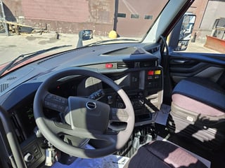 Slide images of 2025 VOLVO VNL64T860