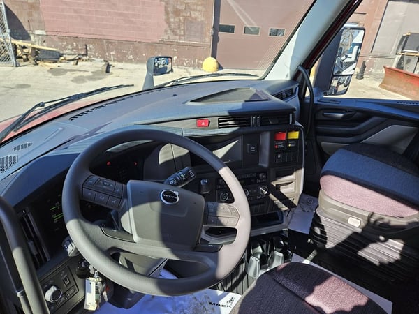Slide images of 2025 VOLVO VNL64T860