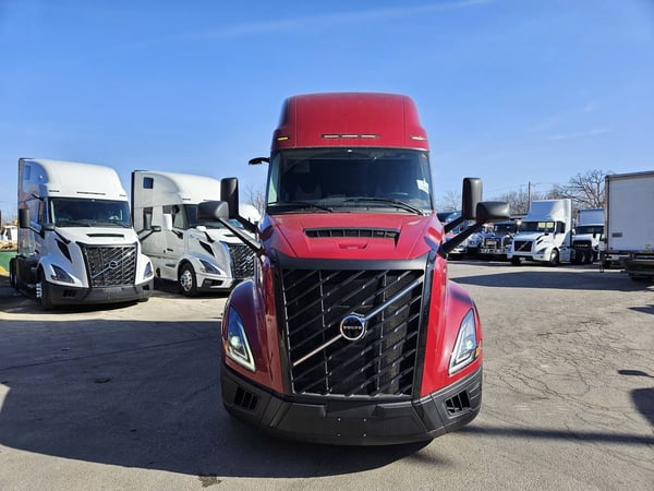 Slide images of 2025 VOLVO VNL64T860
