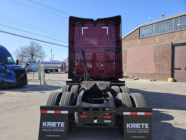 Slide images of 2025 VOLVO VNL64T860