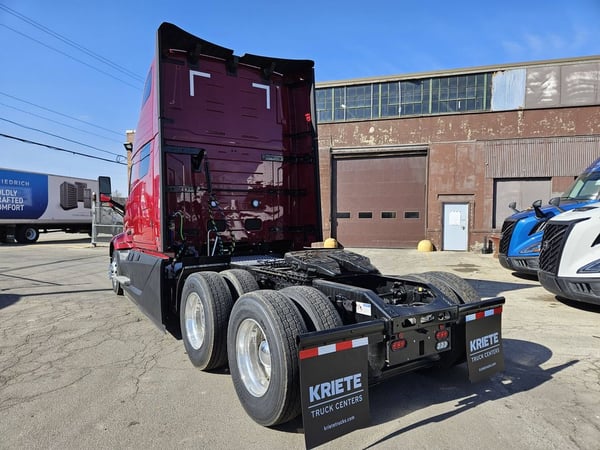 Slide images of 2025 VOLVO VNL64T860