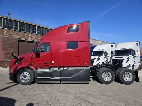 Slide images of 2025 VOLVO VNL64T860