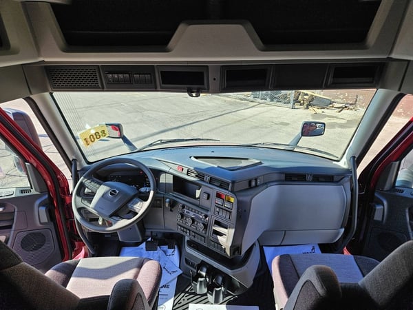 Slide images of 2025 VOLVO VNL64T860
