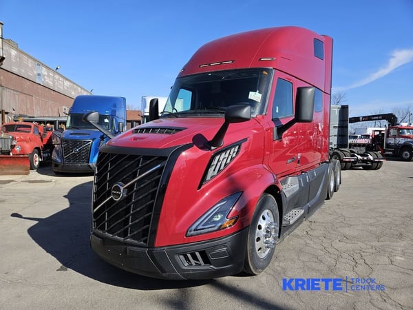 Slide images of 2025 VOLVO VNL64T860