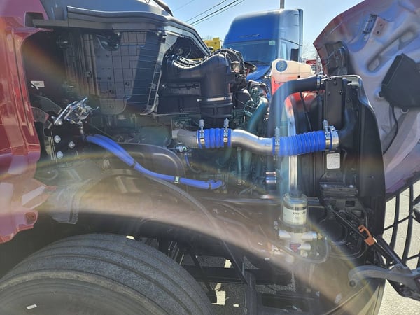 Slide images of 2025 VOLVO VNL64T860