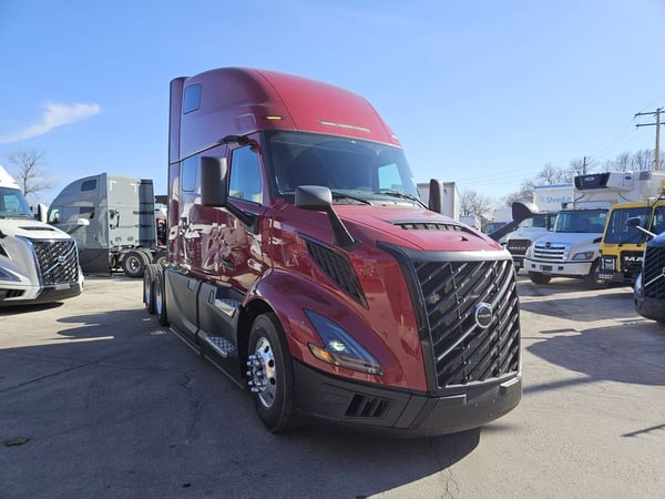 Slide images of 2025 VOLVO VNL64T860
