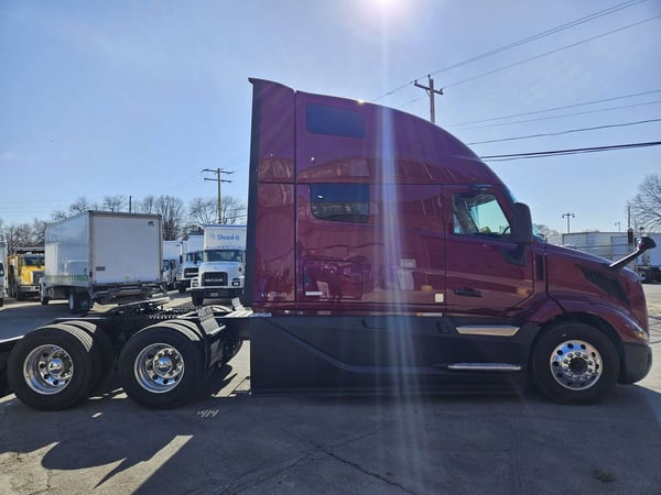 Slide images of 2025 VOLVO VNL64T860