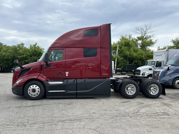 Slide images of 2025 VOLVO VNL64T860