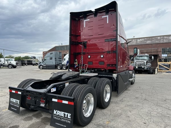 Slide images of 2025 VOLVO VNL64T860