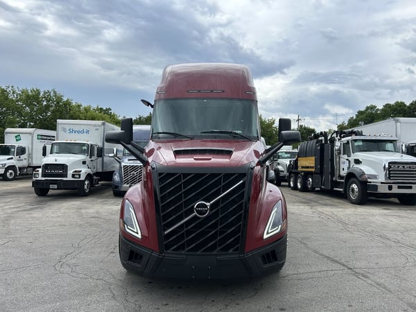 Slide images of 2025 VOLVO VNL64T860