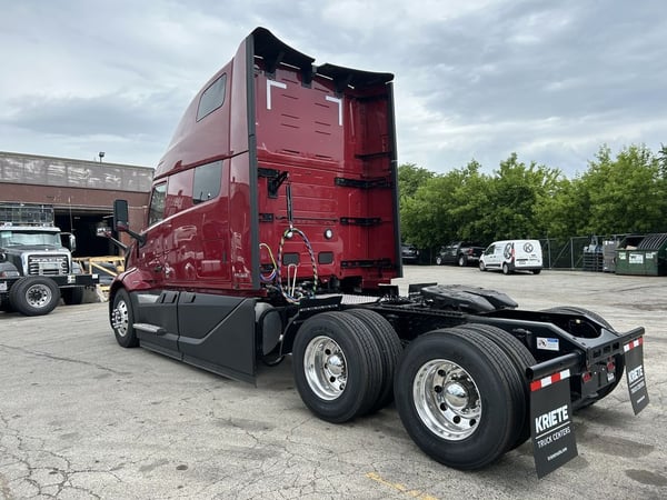 Slide images of 2025 VOLVO VNL64T860
