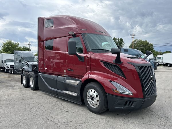 Slide images of 2025 VOLVO VNL64T860