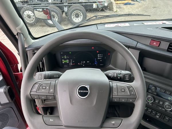 Slide images of 2025 VOLVO VNL64T860