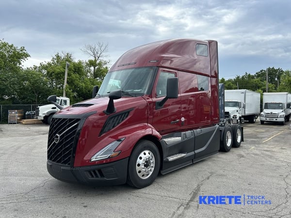 Slide images of 2025 VOLVO VNL64T860