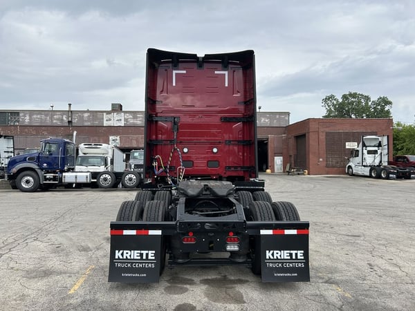 Slide images of 2025 VOLVO VNL64T860