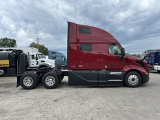 Slide images of 2025 VOLVO VNL64T860
