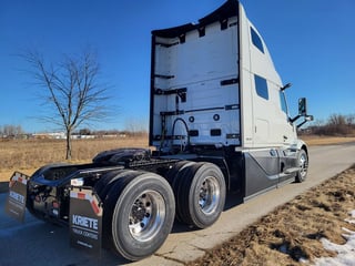 Slide images of 2025 VOLVO VNL64T860