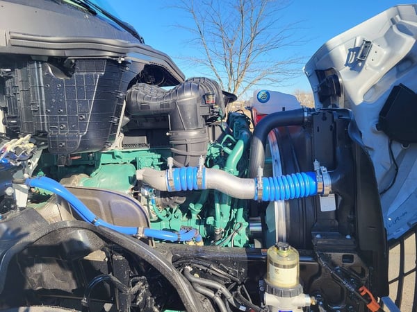 Slide images of 2025 VOLVO VNL64T860