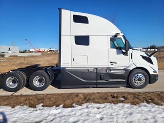Slide images of 2025 VOLVO VNL64T860