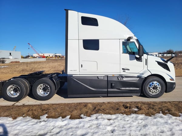 Slide images of 2025 VOLVO VNL64T860