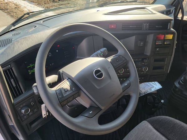Slide images of 2025 VOLVO VNL64T860