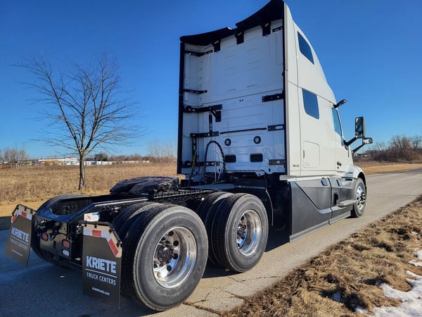 Slide images of 2025 VOLVO VNL64T860