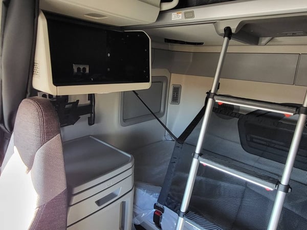 Slide images of 2025 VOLVO VNL64T860