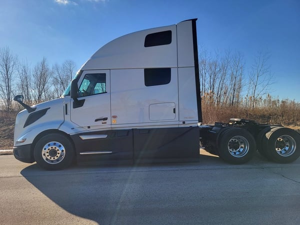Slide images of 2025 VOLVO VNL64T860