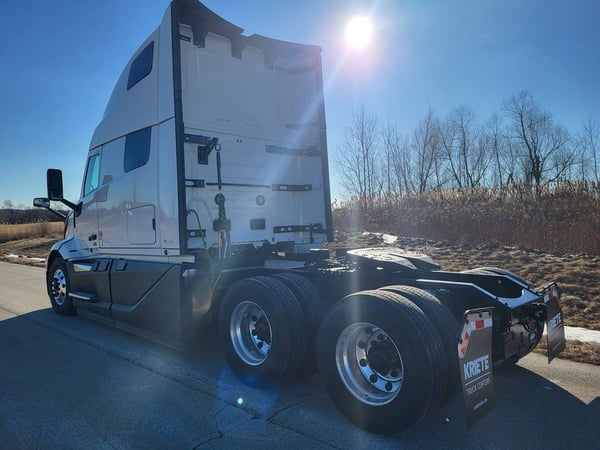Slide images of 2025 VOLVO VNL64T860