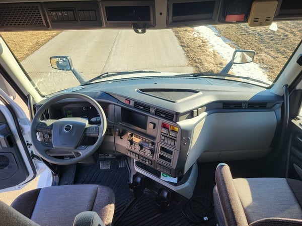 Slide images of 2025 VOLVO VNL64T860