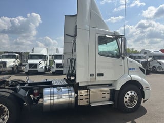 Slide images of Tandem Axle Day Cab Rentals 