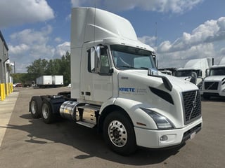 Slide images of Tandem Axle Day Cab Rentals 