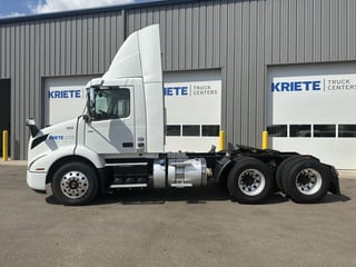 Slide images of Tandem Axle Day Cab Rentals 
